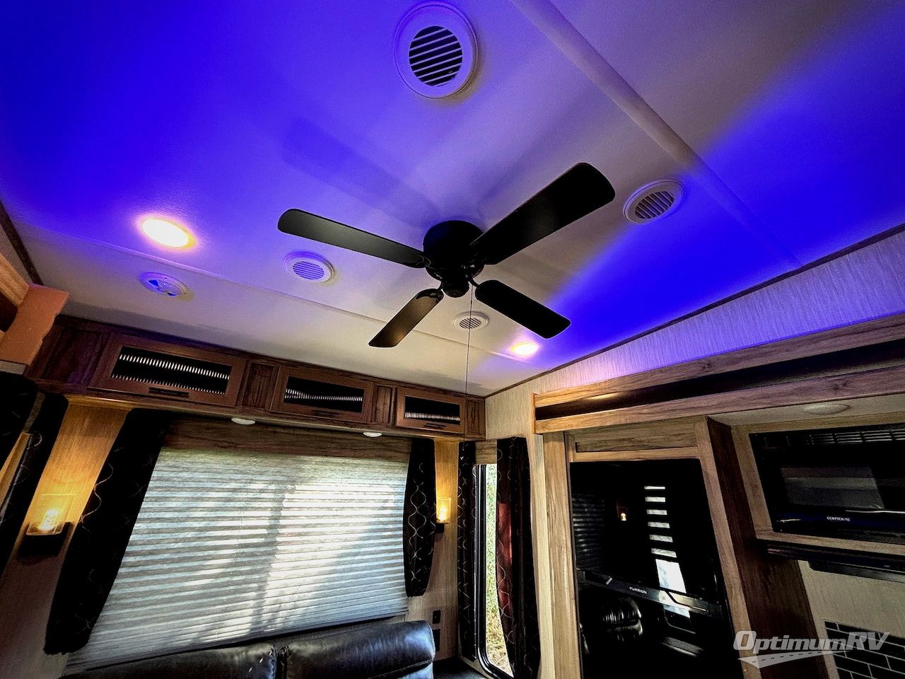 2021 Forest River Cherokee Arctic Wolf 298LB Photo 11