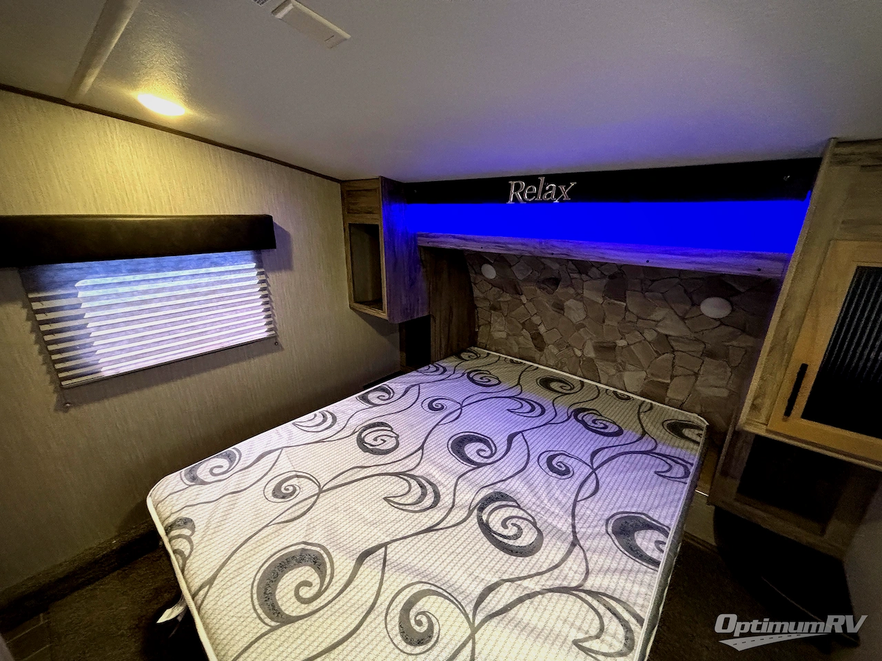 2021 Forest River Cherokee Arctic Wolf 298LB Photo 19