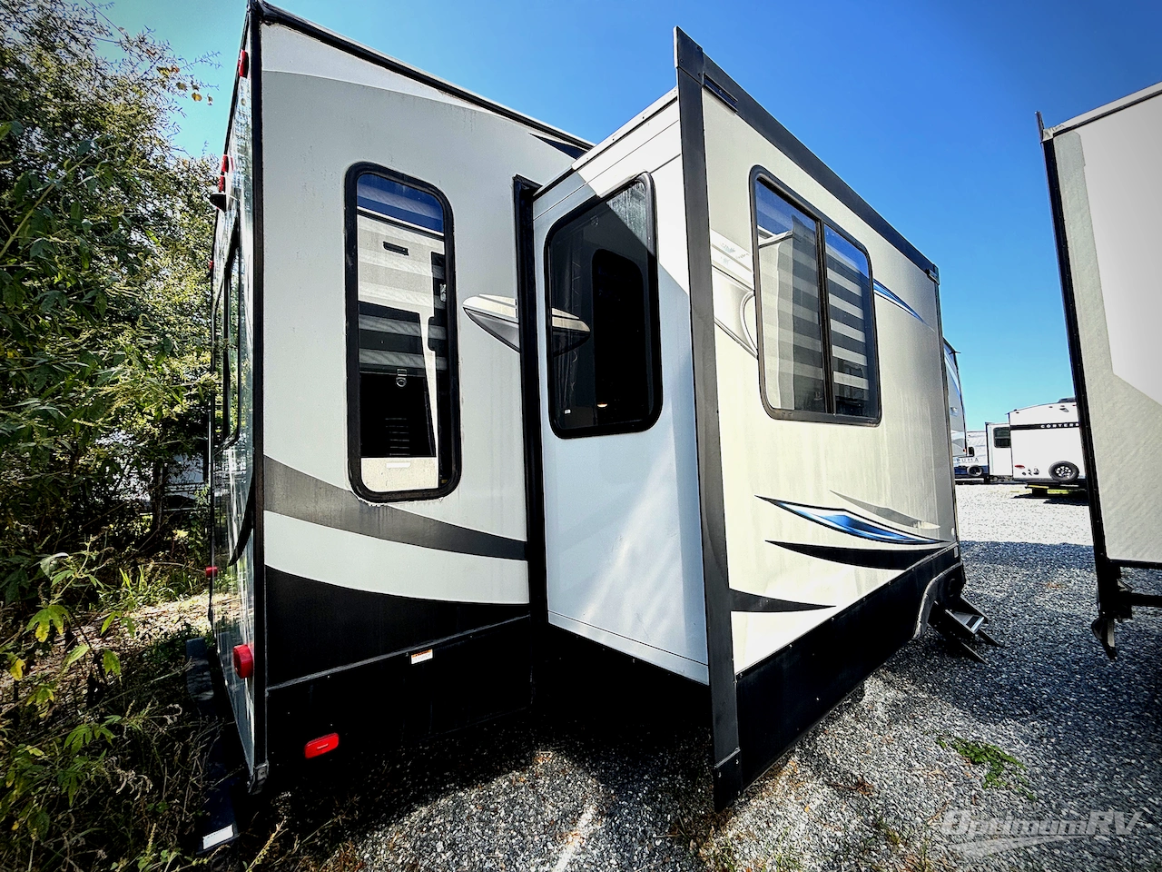 2021 Forest River Cherokee Arctic Wolf 298LB Photo 3