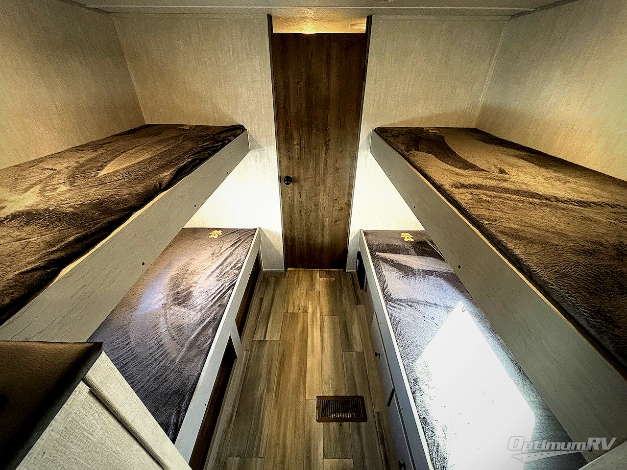 2025 Coachmen Clipper 5K Series 25QBH Photo 8