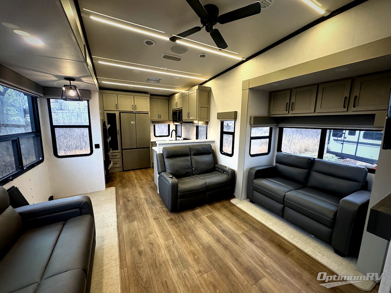 2025 Palomino Columbus 384RKH Photo 5