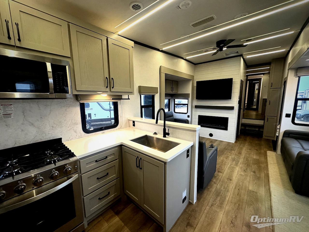 2025 Palomino Columbus 384RKH Photo 6