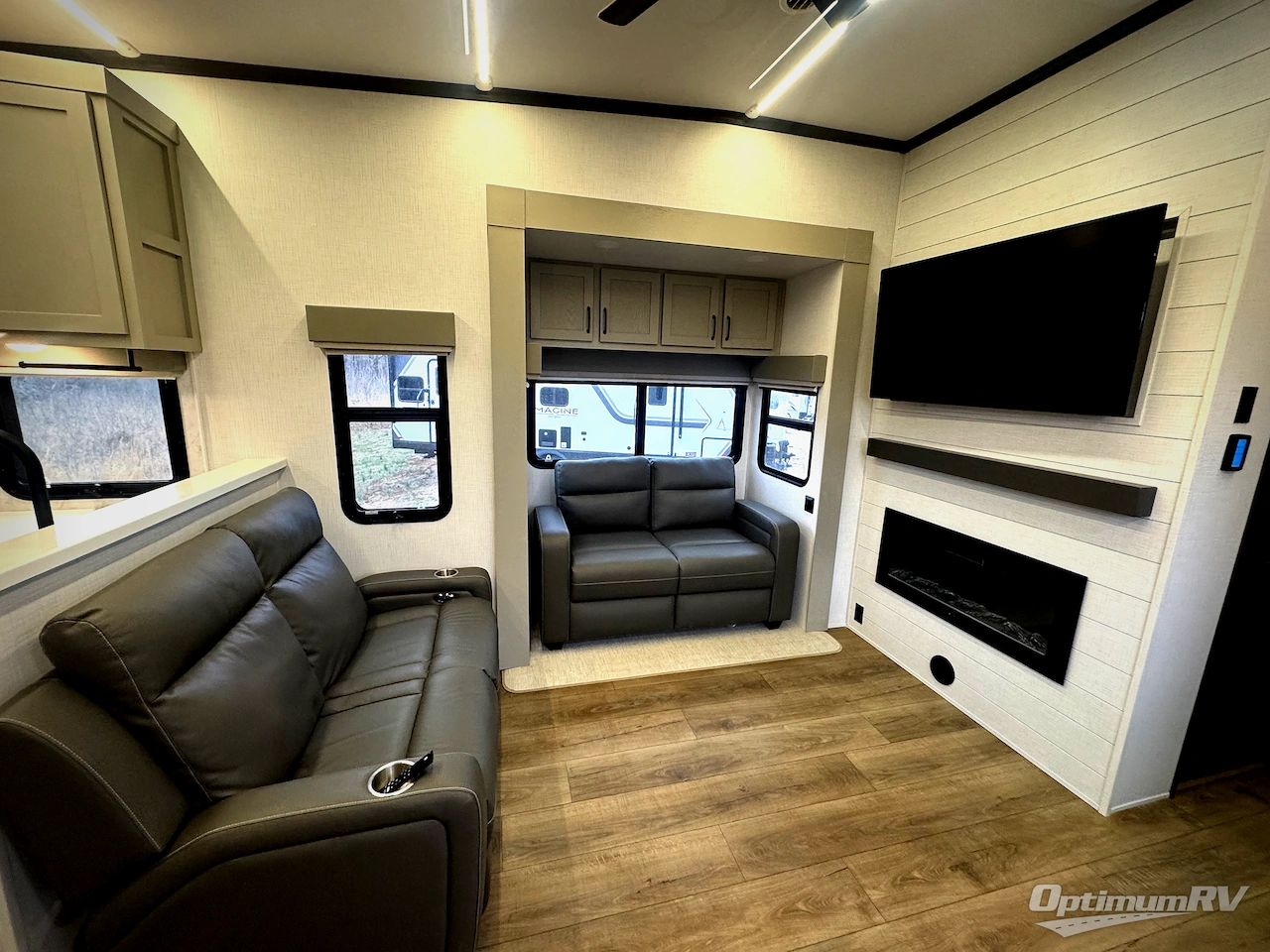 2025 Palomino Columbus 384RKH Photo 8