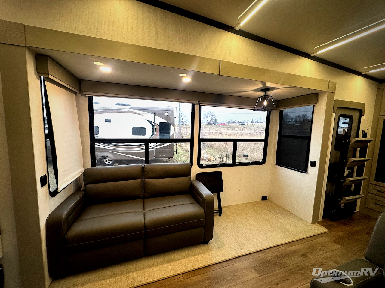 2025 Palomino Columbus 384RKH Photo 9