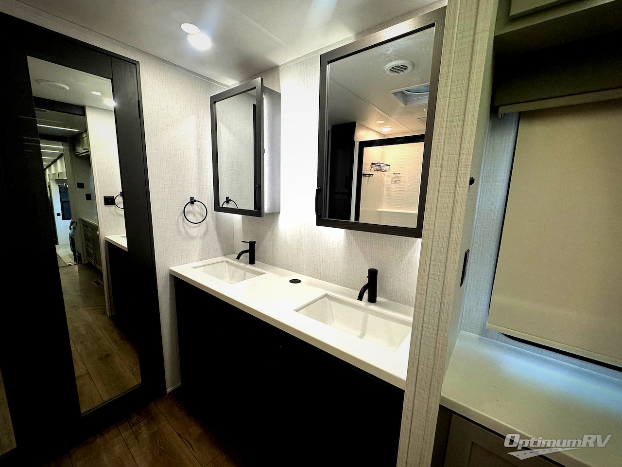 2025 Palomino Columbus 384RKH Photo 17