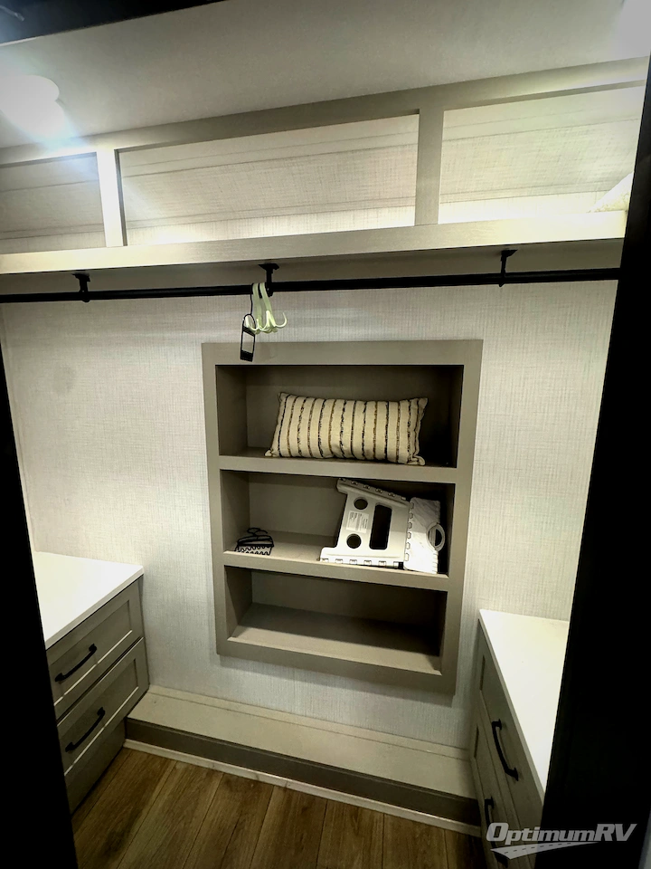 2025 Palomino Columbus 384RKH Photo 19