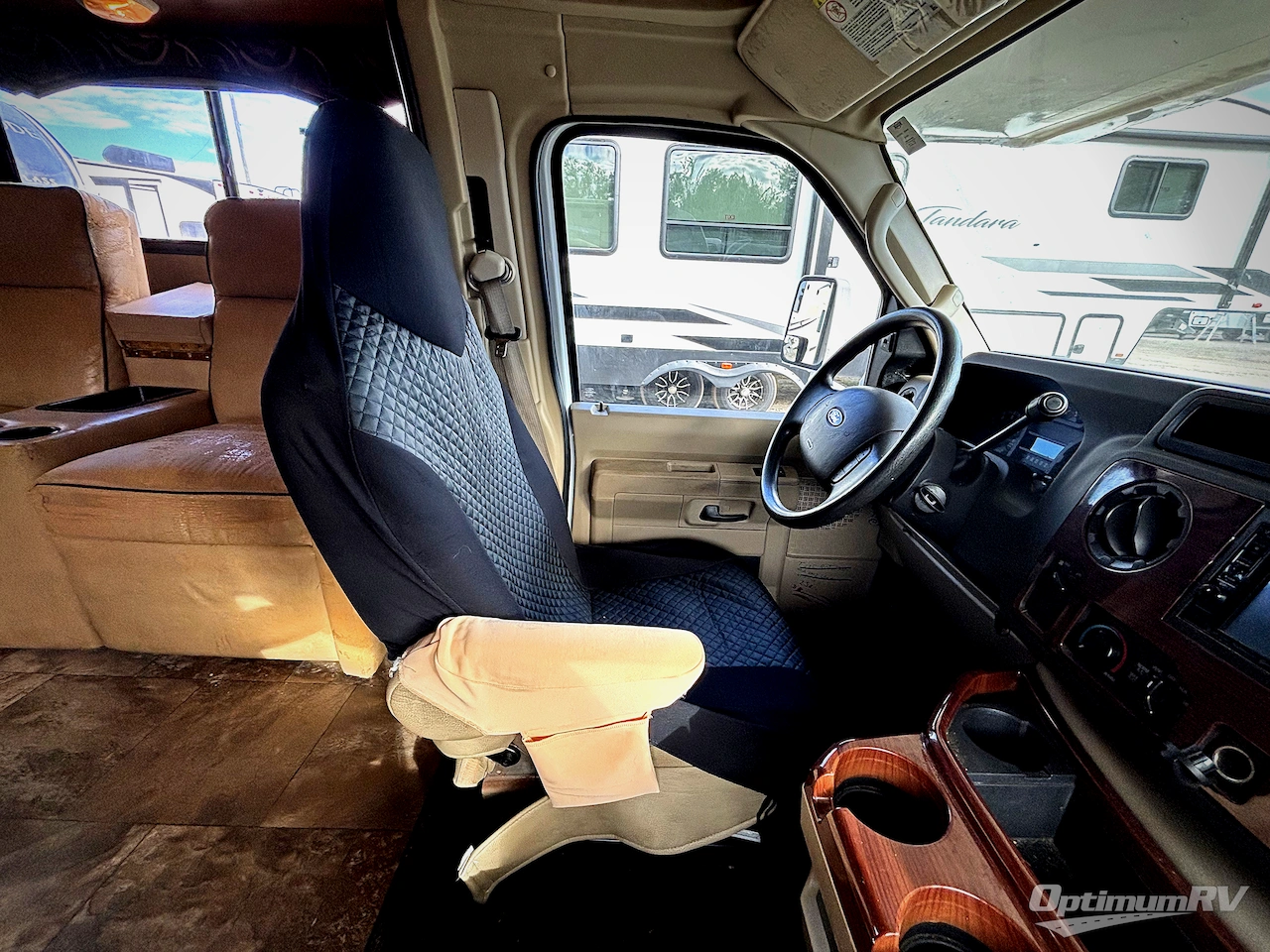 2014 Coachmen Leprechaun 319DS Ford 450 Photo 9