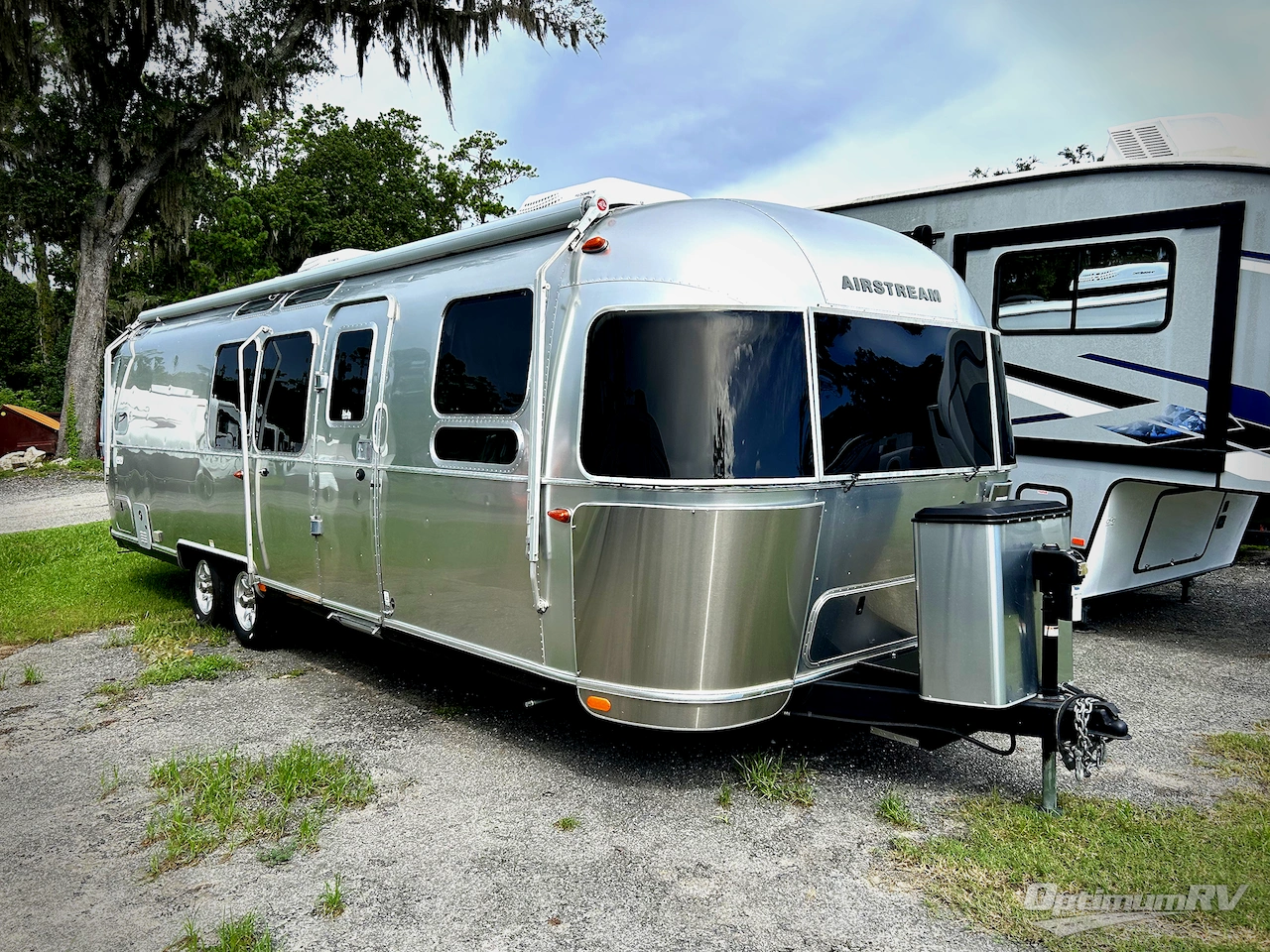 2022 Airstream Flying Cloud 30FB Bunk Photo 1