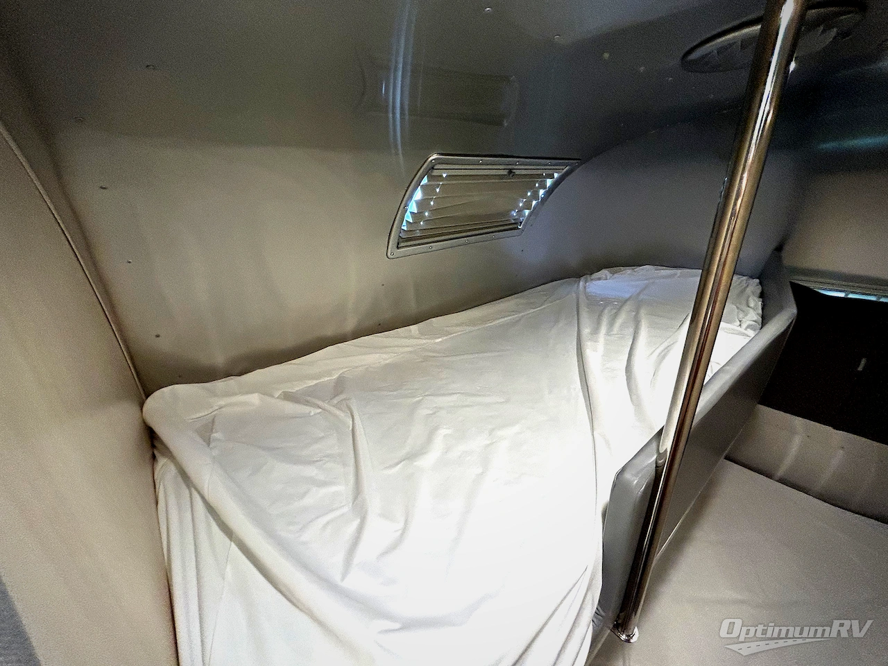 2022 Airstream Flying Cloud 30FB Bunk Photo 15
