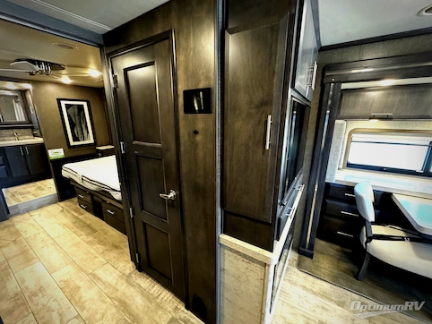 2022 Thor Venetian R40 RV Photo 3
