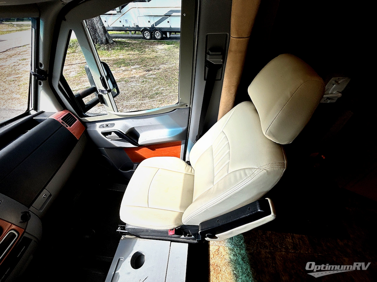 2014 Winnebago View Profile 24G Photo 9