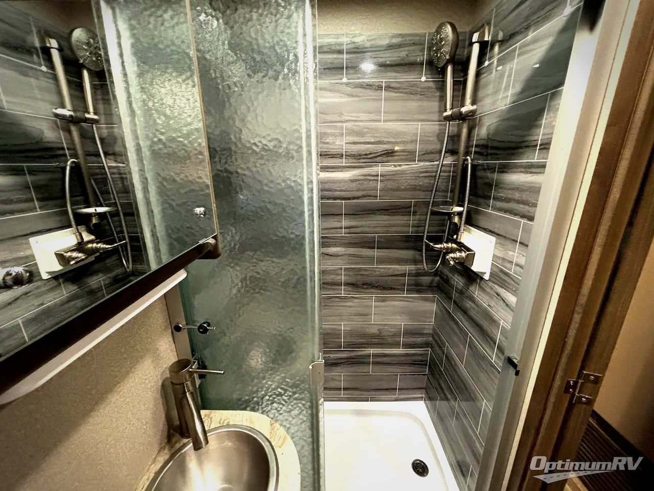 2020 Dynamax Isata 5 28SS Photo 17