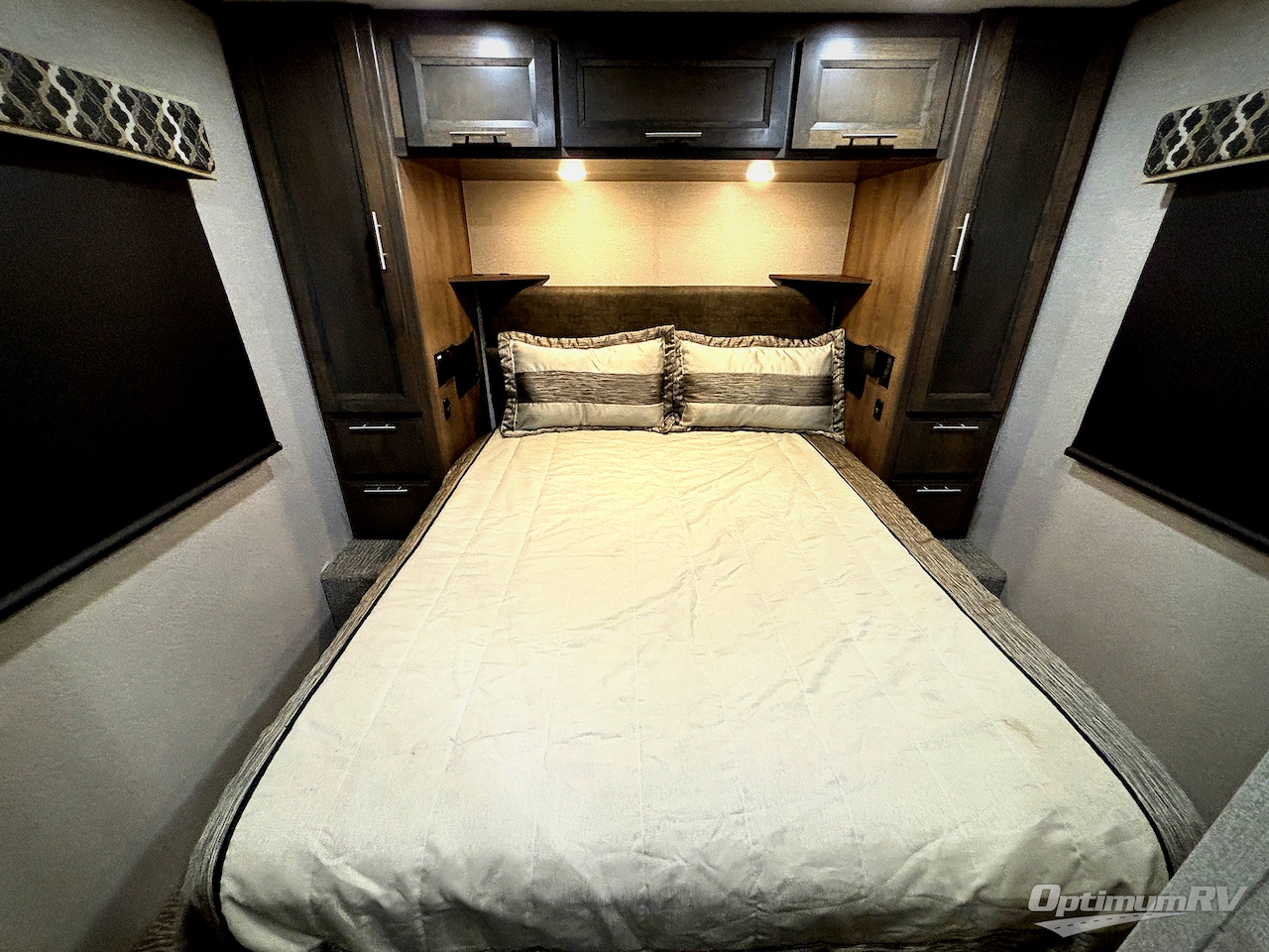 2020 Dynamax Isata 5 28SS Photo 18