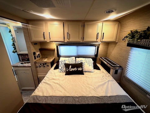 2023 Thor Chateau 31EV RV Photo 4
