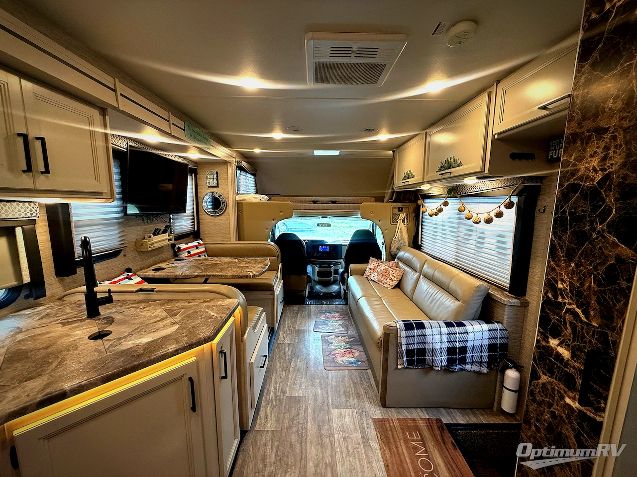 2023 Thor Chateau 31EV Photo 6