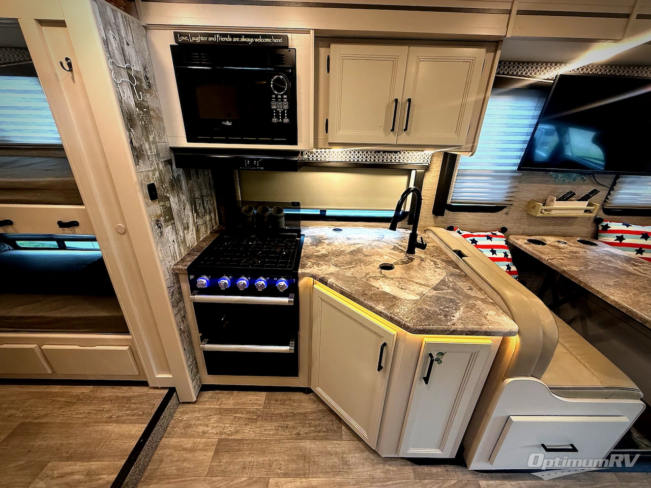 2023 Thor Chateau 31EV Photo 14