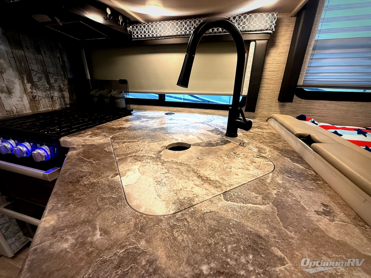 2023 Thor Chateau 31EV Photo 15