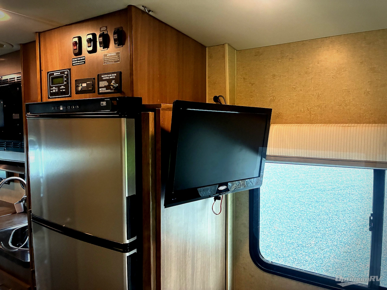2014 Itasca Navion IQ 24G Photo 10