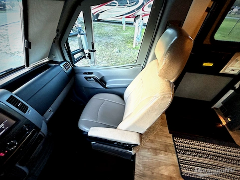 2016 Itasca Navion 24G RV Photo 3