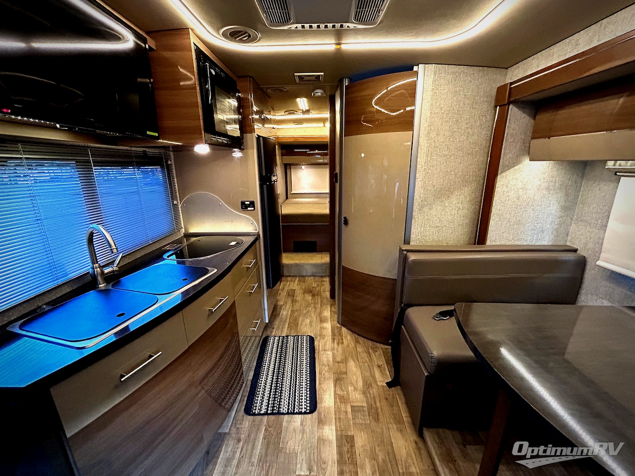 2016 Itasca Navion 24G Photo 4