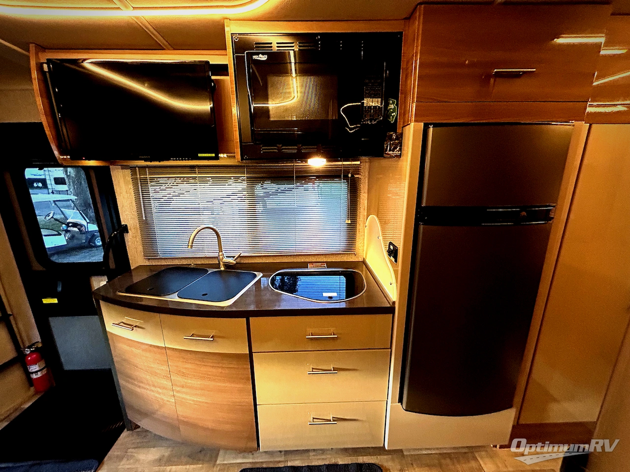 2016 Itasca Navion 24G Photo 6