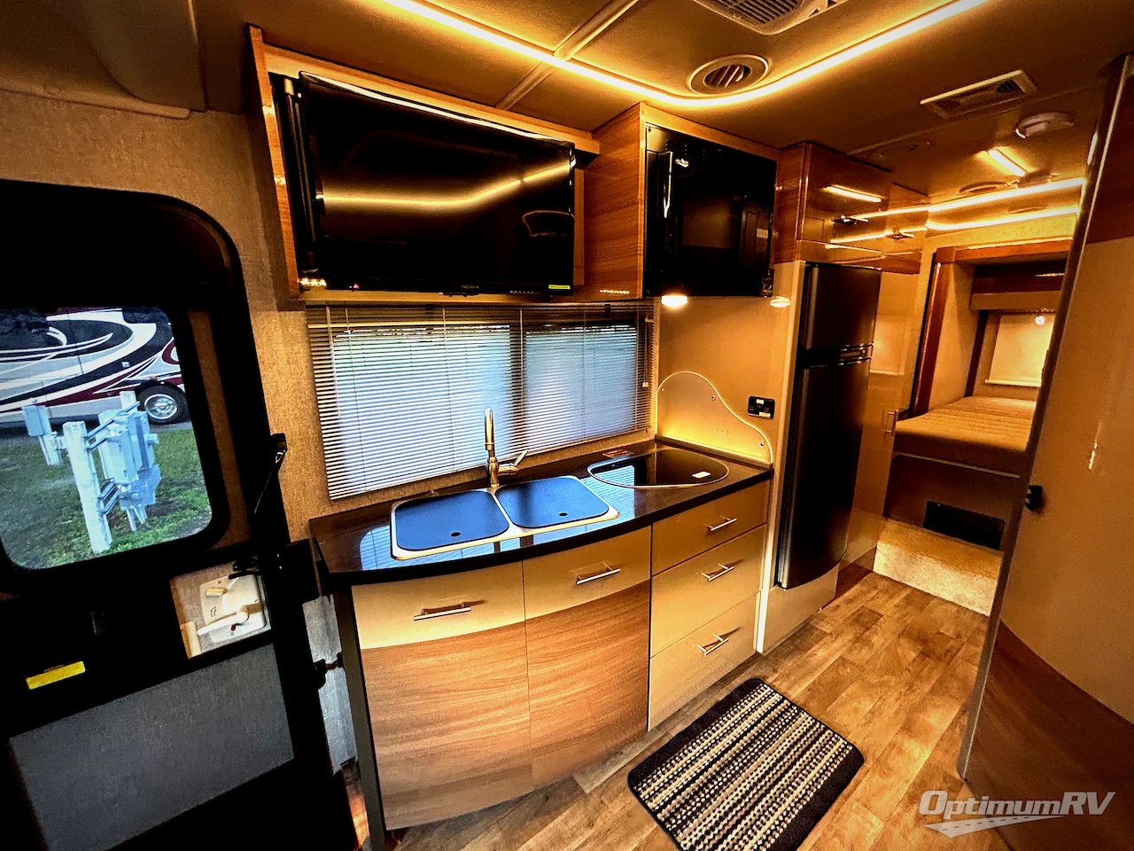 2016 Itasca Navion 24G Photo 13