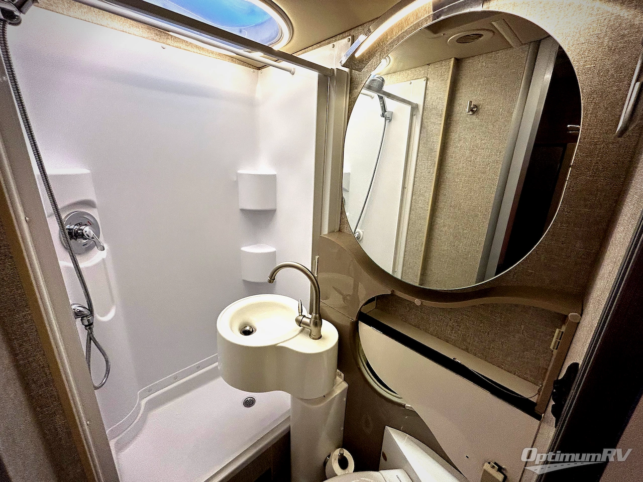 2016 Itasca Navion 24G Photo 15