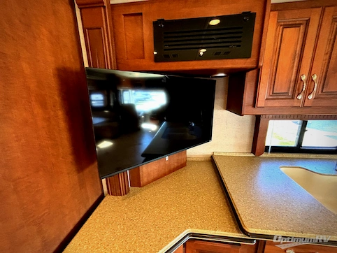 2012 Fleetwood Discovery 40G RV Photo 3