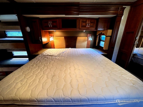 2012 Fleetwood Discovery 40G RV Photo 4