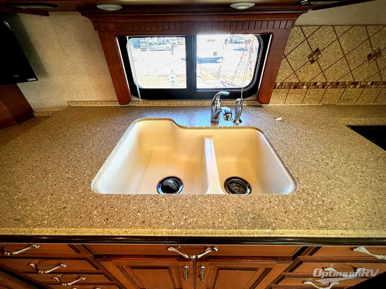 2012 Fleetwood Discovery 40G Photo 10