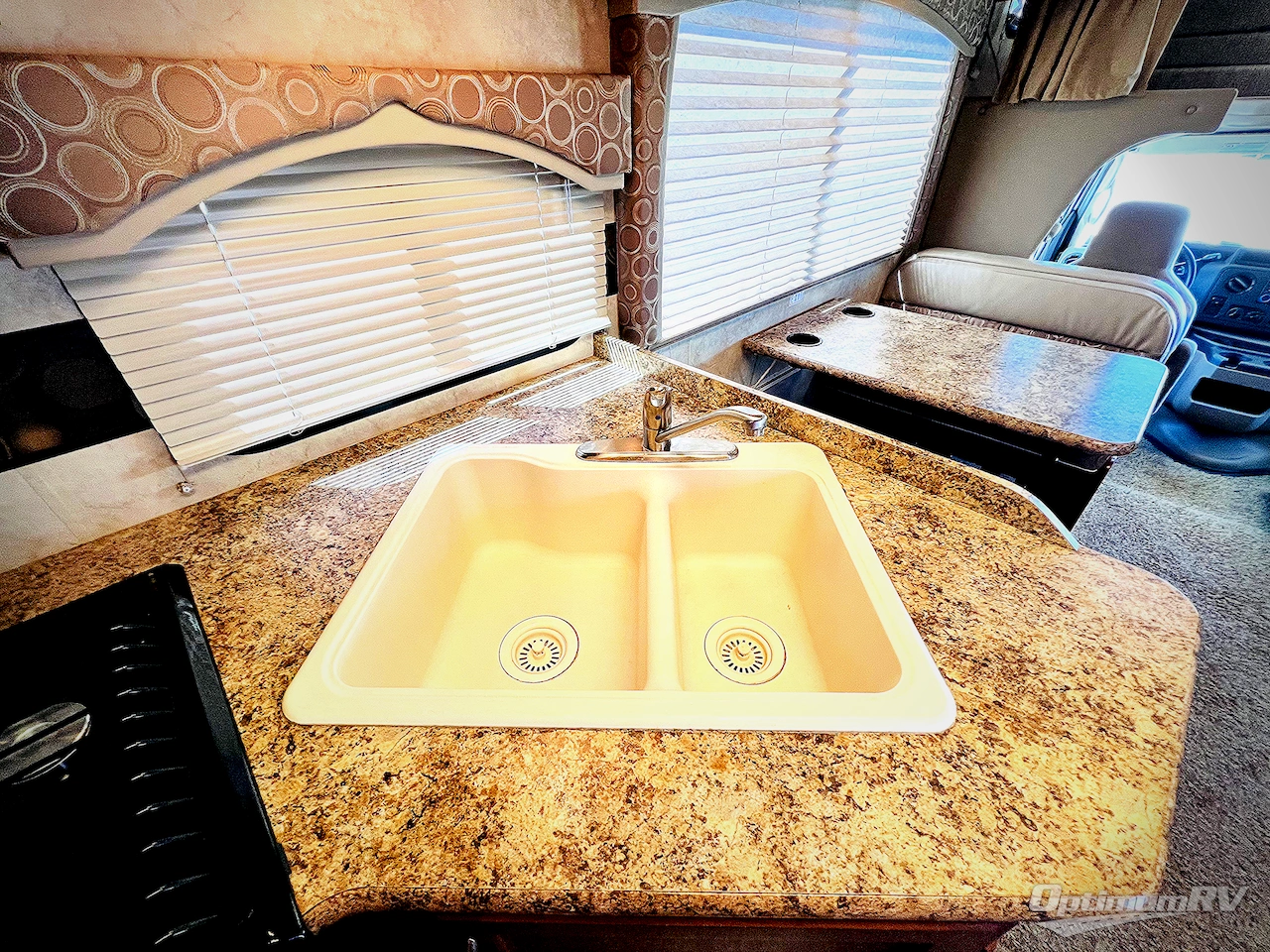 2011 Four Winds Chateau 28A Photo 12