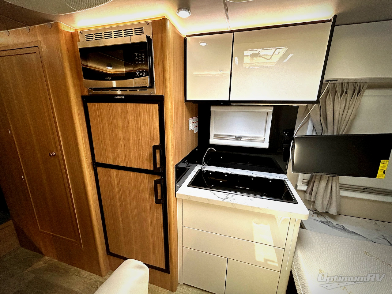 2025 Black Series Camper Black Series Camper HQ17 Photo 6