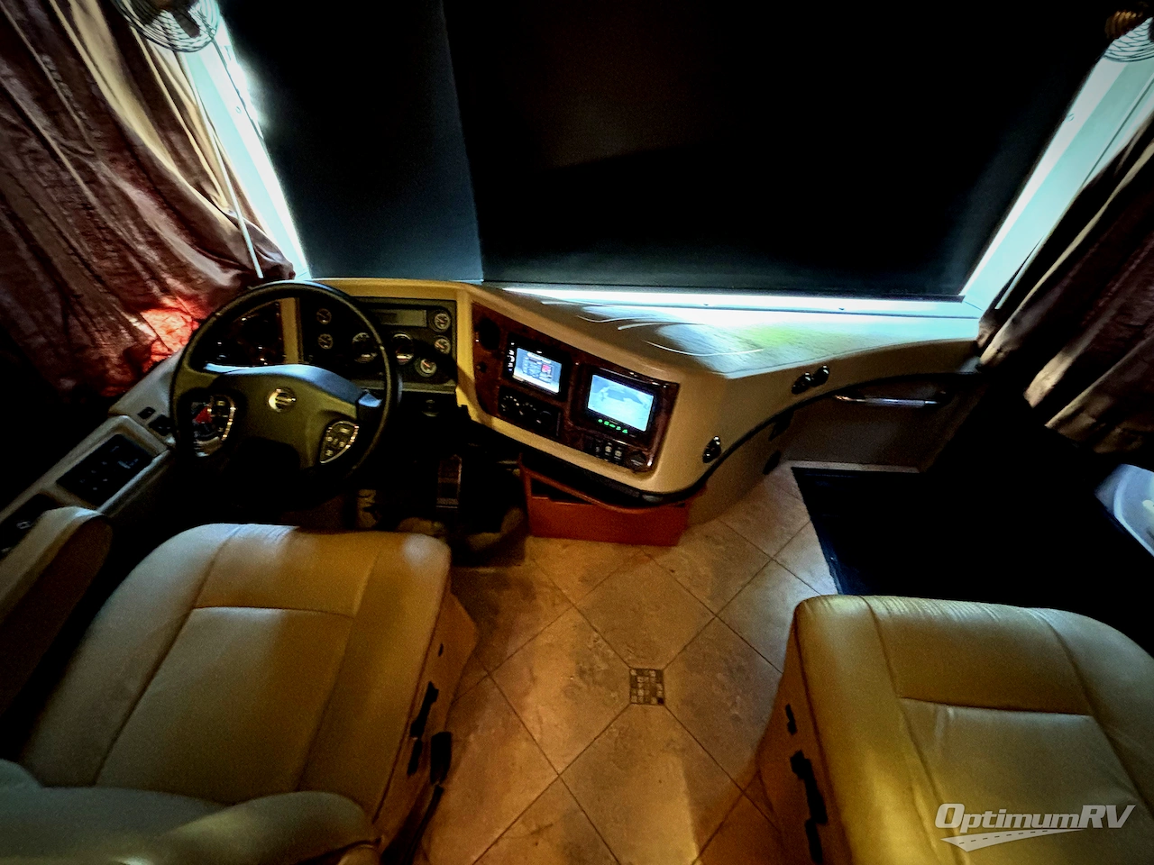 2012 Fleetwood Discovery 36J Photo 8