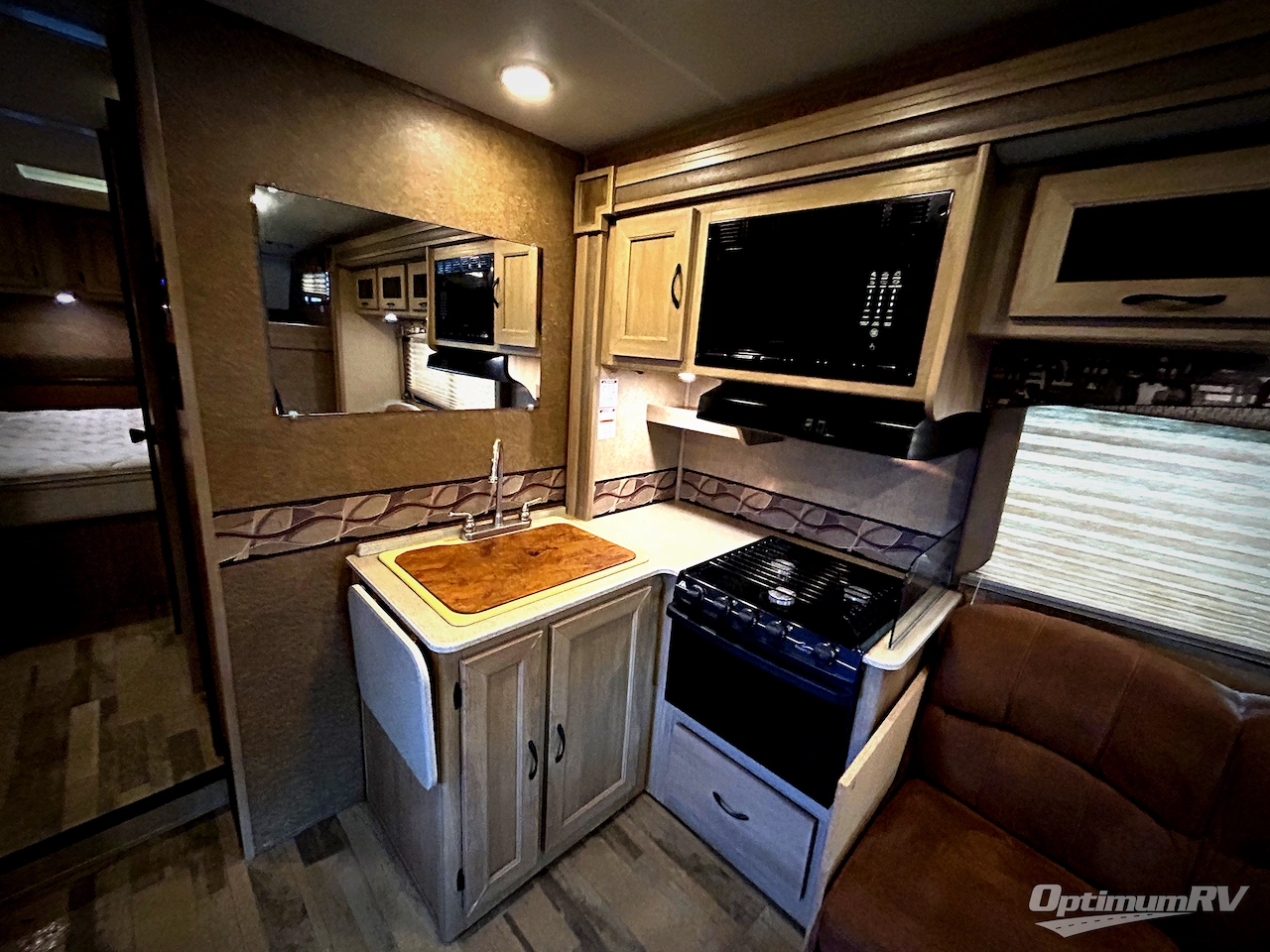 2015 Coachmen Freelander 29KS Ford 450 Photo 6