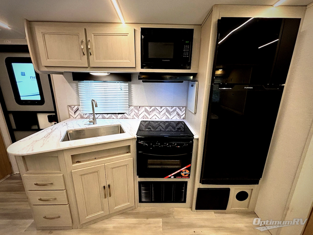 2025 Cruiser Embrace EL32BH Photo 6