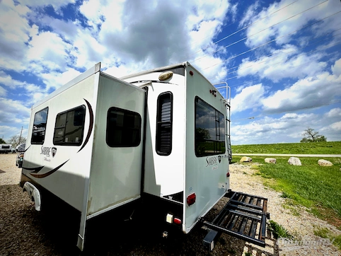 2014 Palomino Sabre Silhouette 281RLDS RV Photo 3