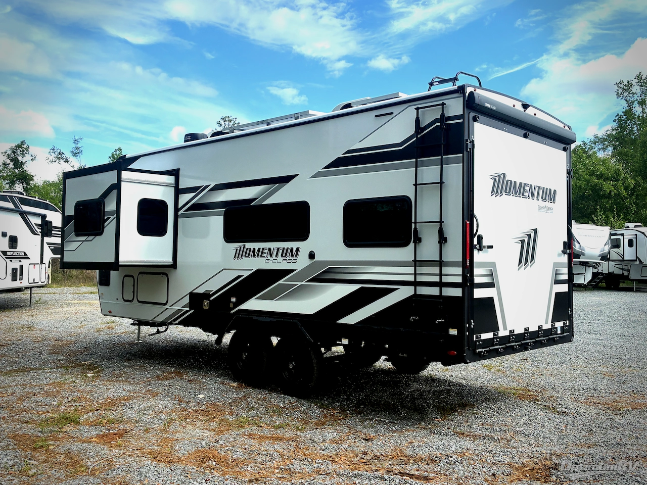 2026 Grand Design Momentum G-Class 21G Photo 3