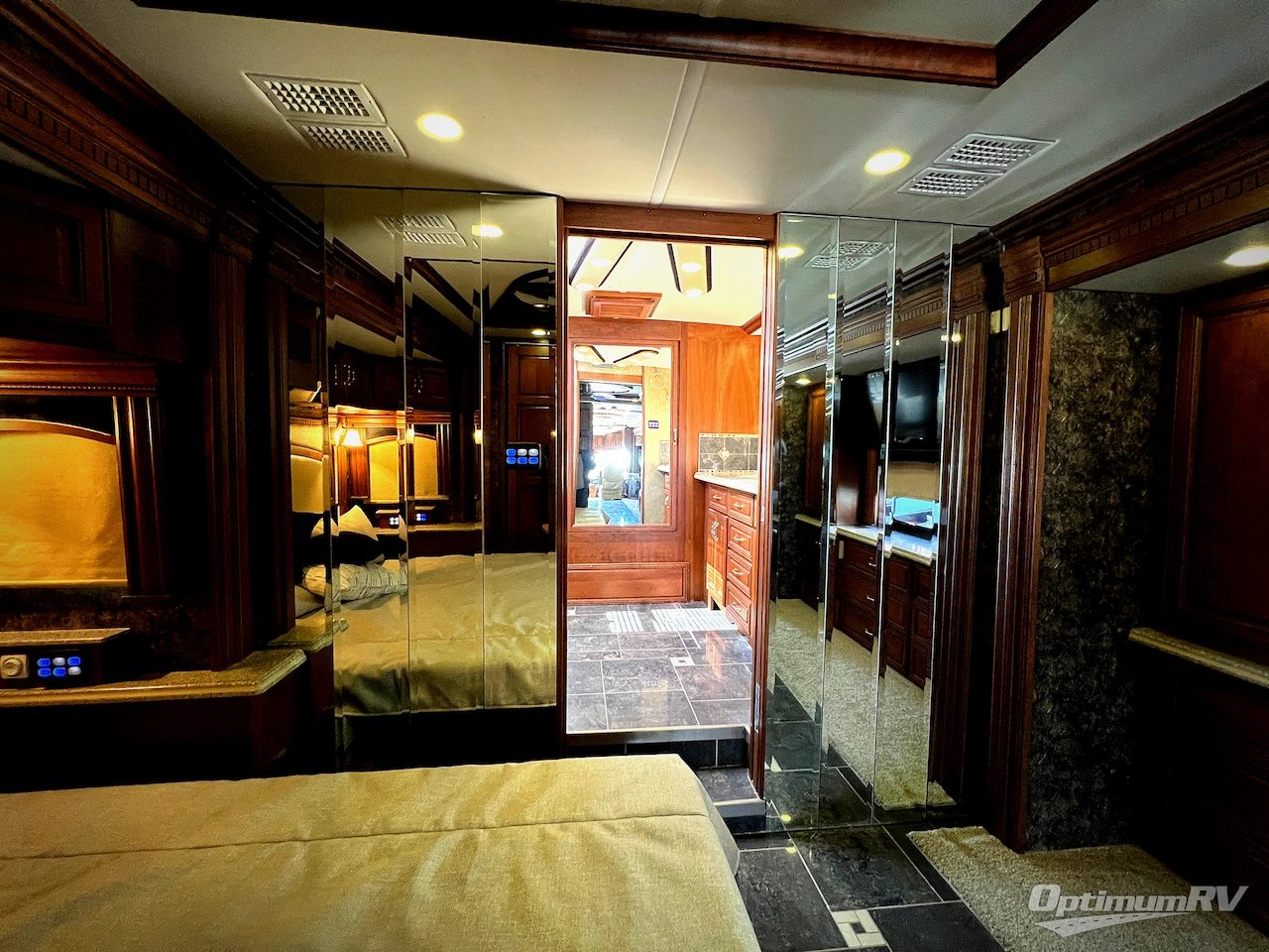 2013 American Coach American Eagle 45N Photo 19