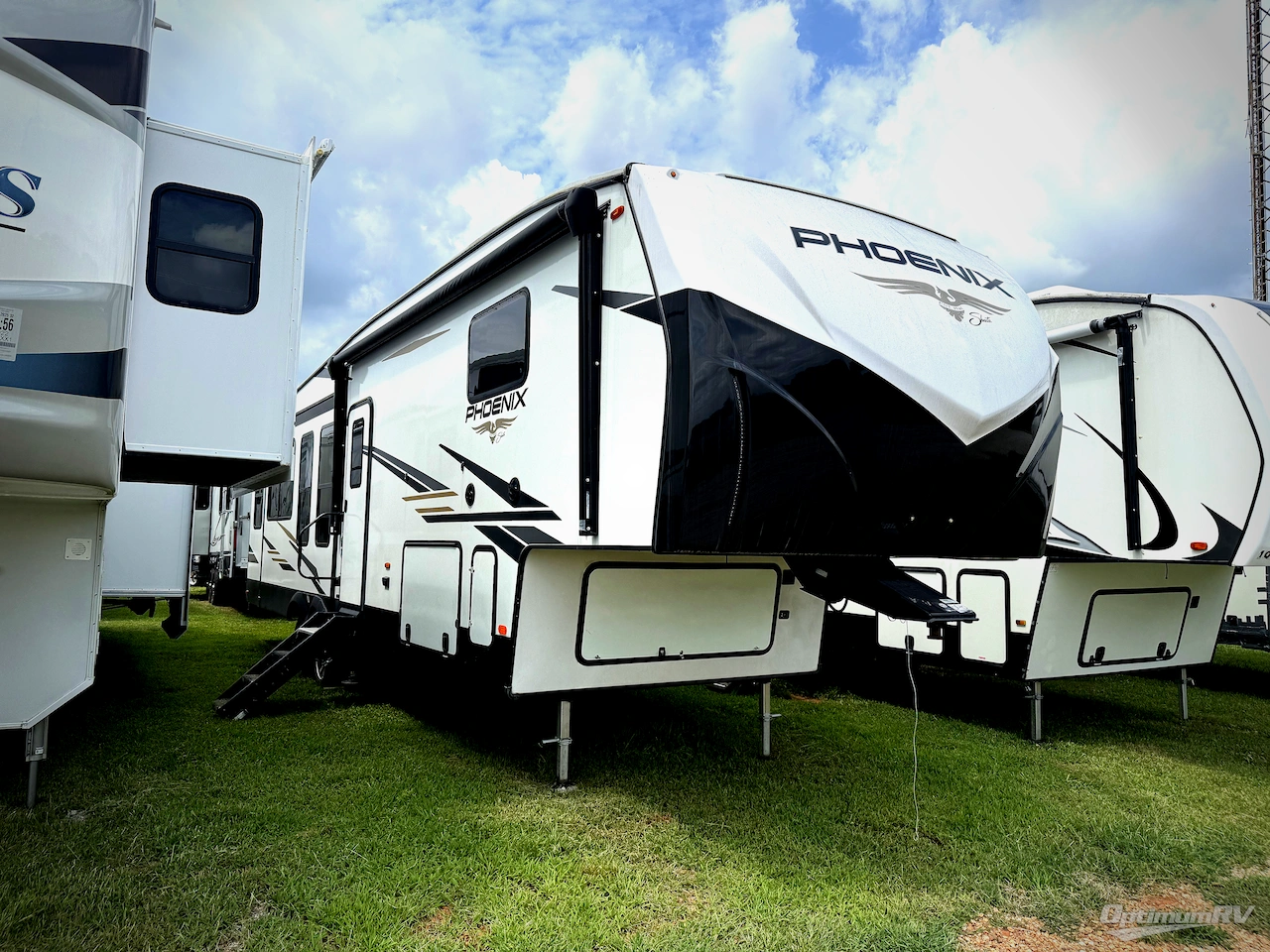 2022 Shasta Phoenix 298RLS Photo 1