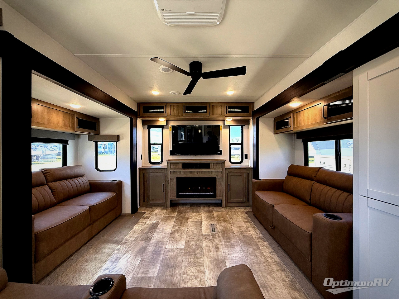 2025 Palomino Puma Destination 38DEN Photo 11