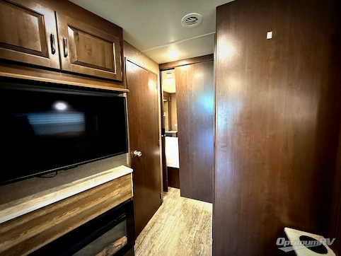 2019 Thor Hurricane 35M RV Photo 3