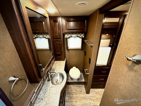 2019 Thor Hurricane 35M RV Photo 4