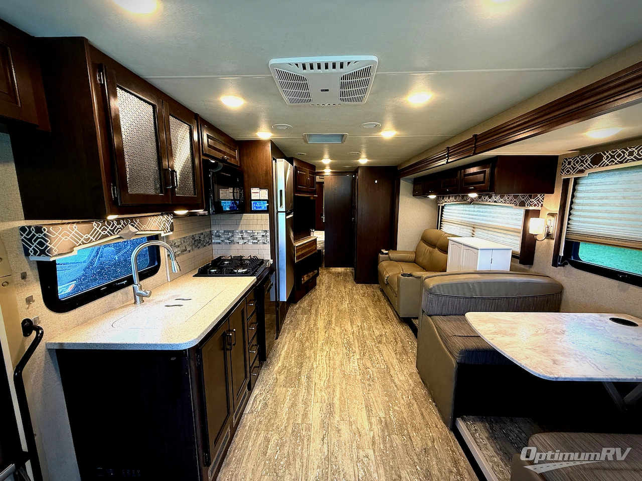 2019 Thor Hurricane 35M Photo 4