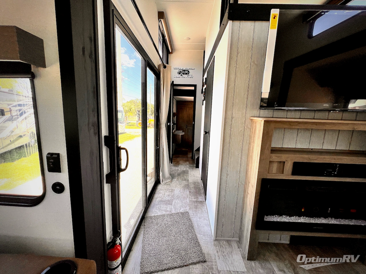 2025 Palomino Puma Destination 403LFT Photo 17