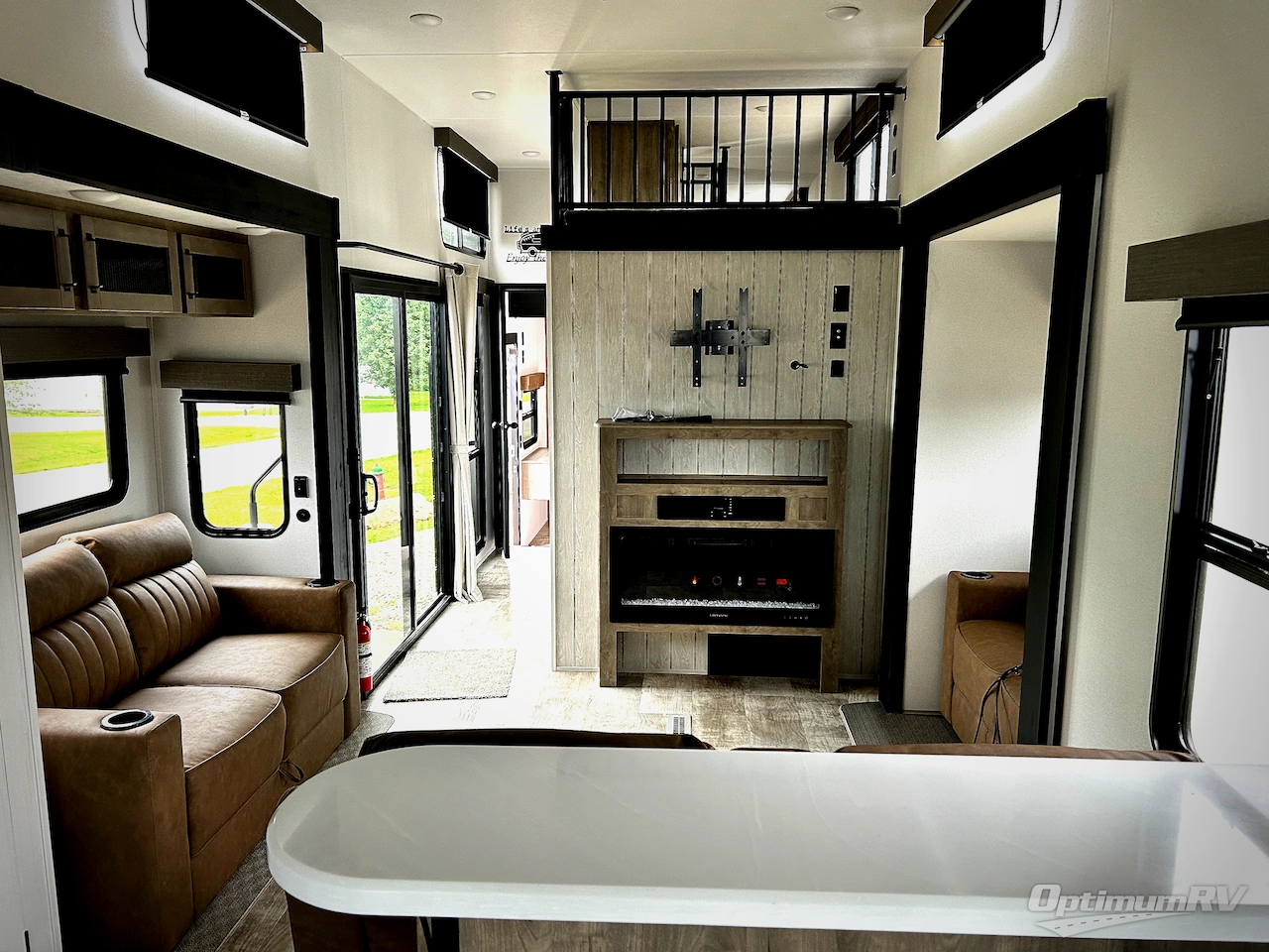 2025 Palomino Puma Destination 403LFT Photo 6