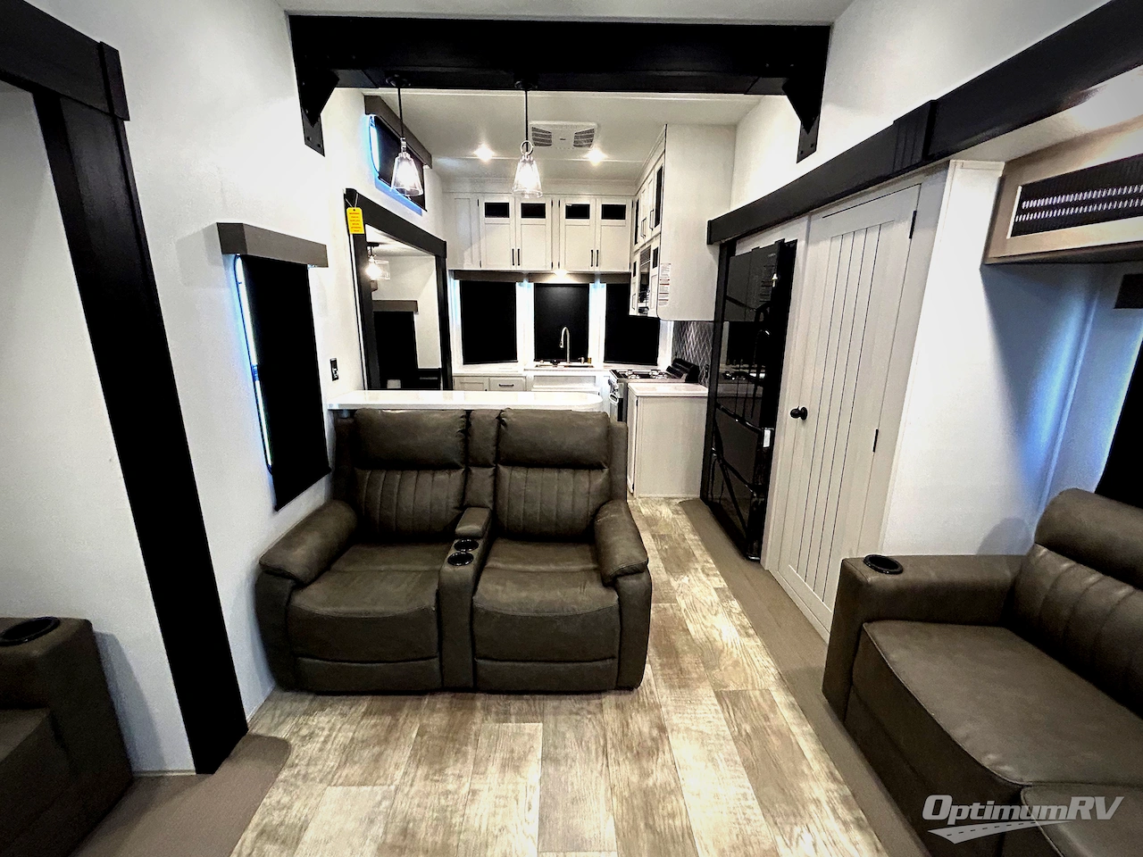 2025 Palomino Puma Destination 403LFT Photo 5