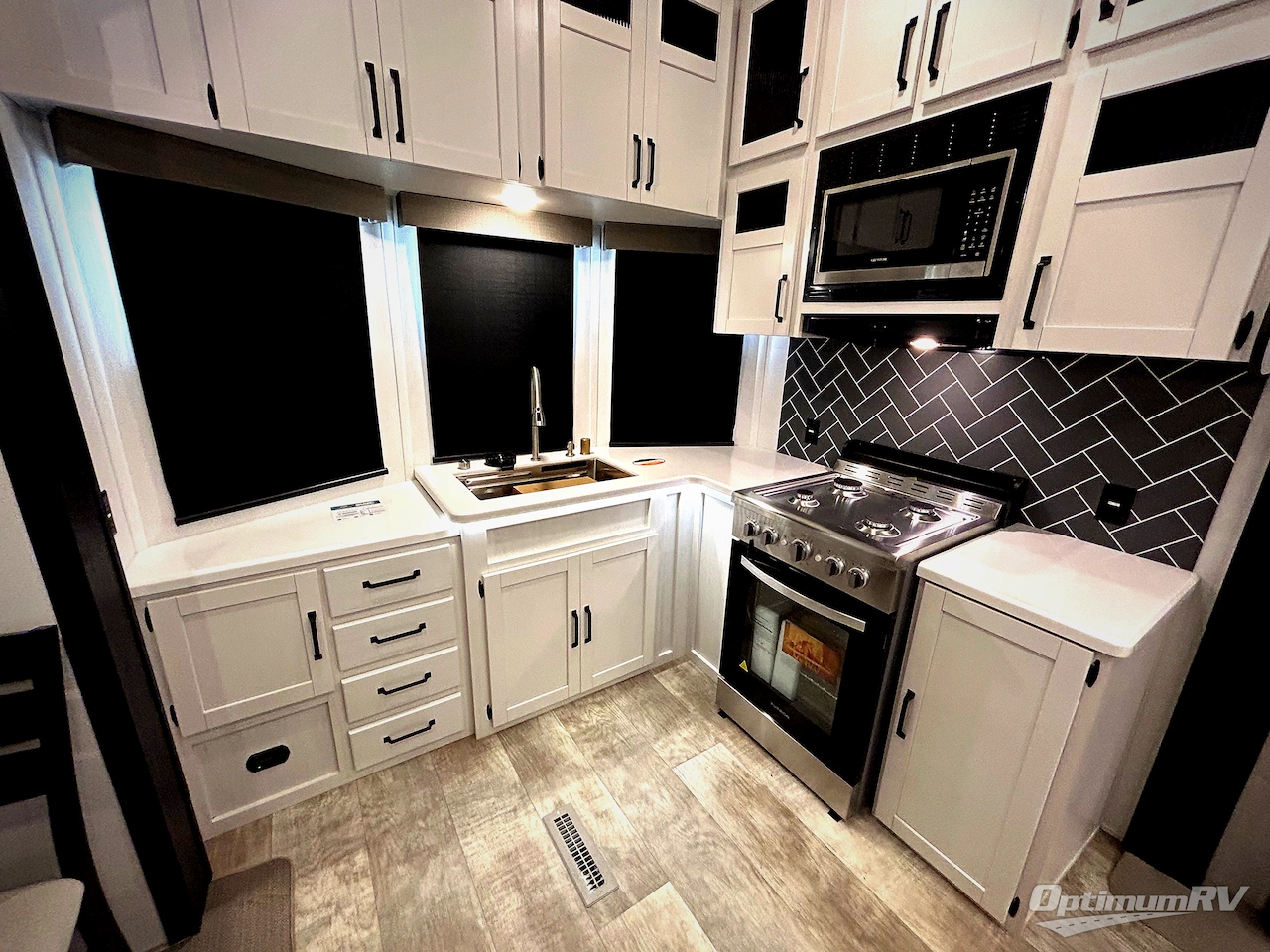 2025 Palomino Puma Destination 403LFT Photo 6