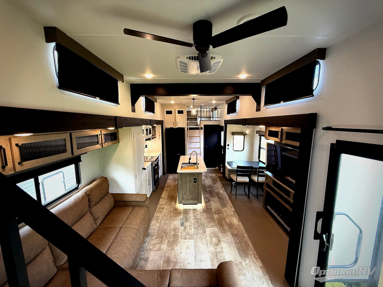2025 Palomino Puma Destination 420LFT Photo 4