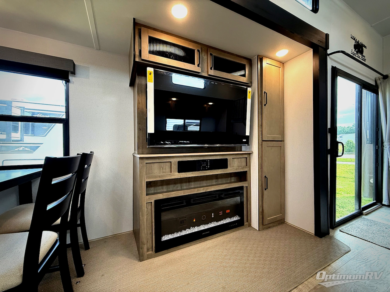 2025 Palomino Puma Destination 420LFT Photo 6