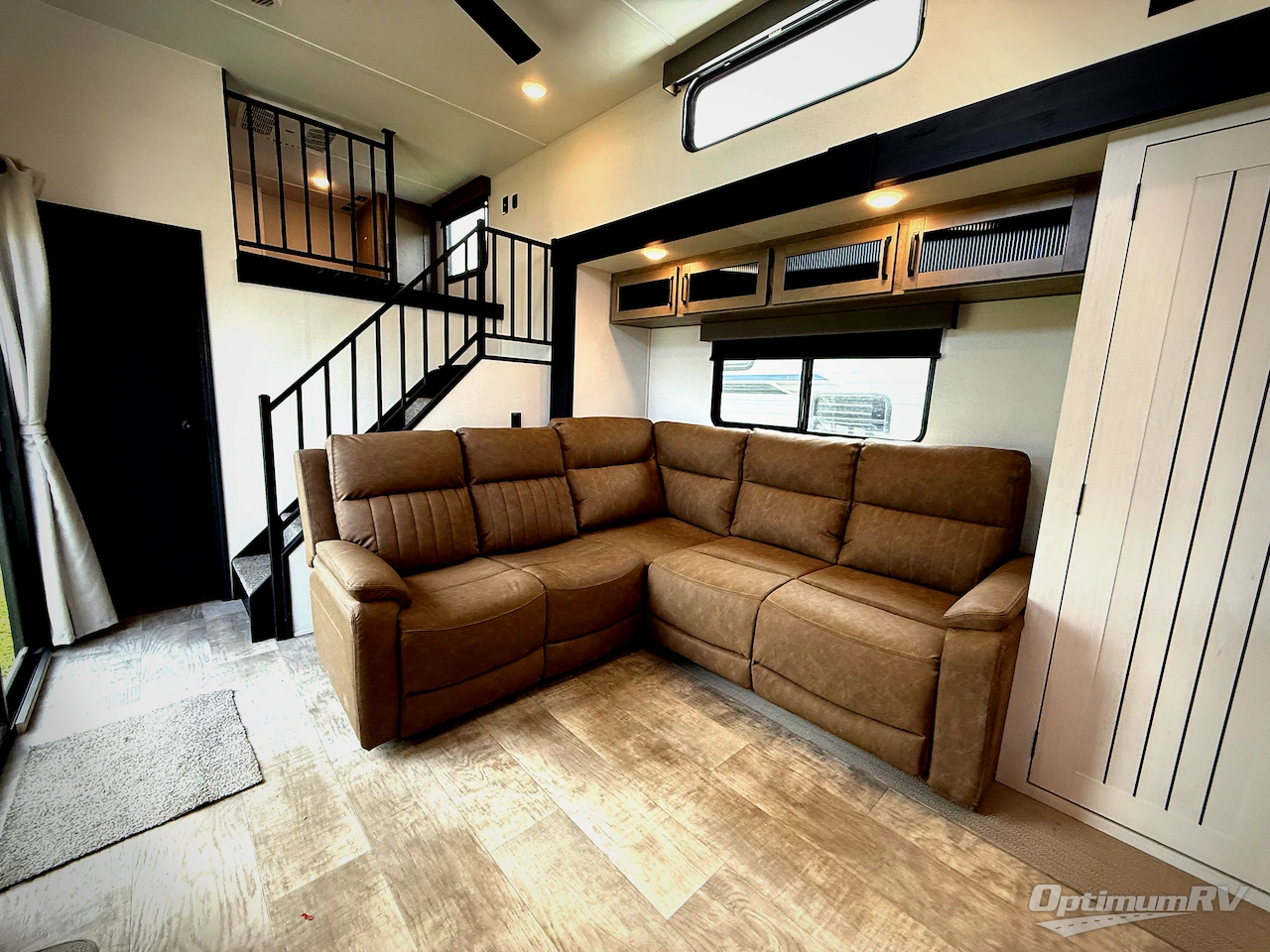 2025 Palomino Puma Destination 420LFT Photo 7
